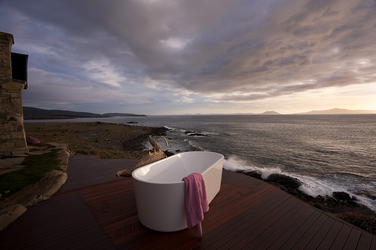 Indulge in a bath under the wide sky to the sound of the waves.